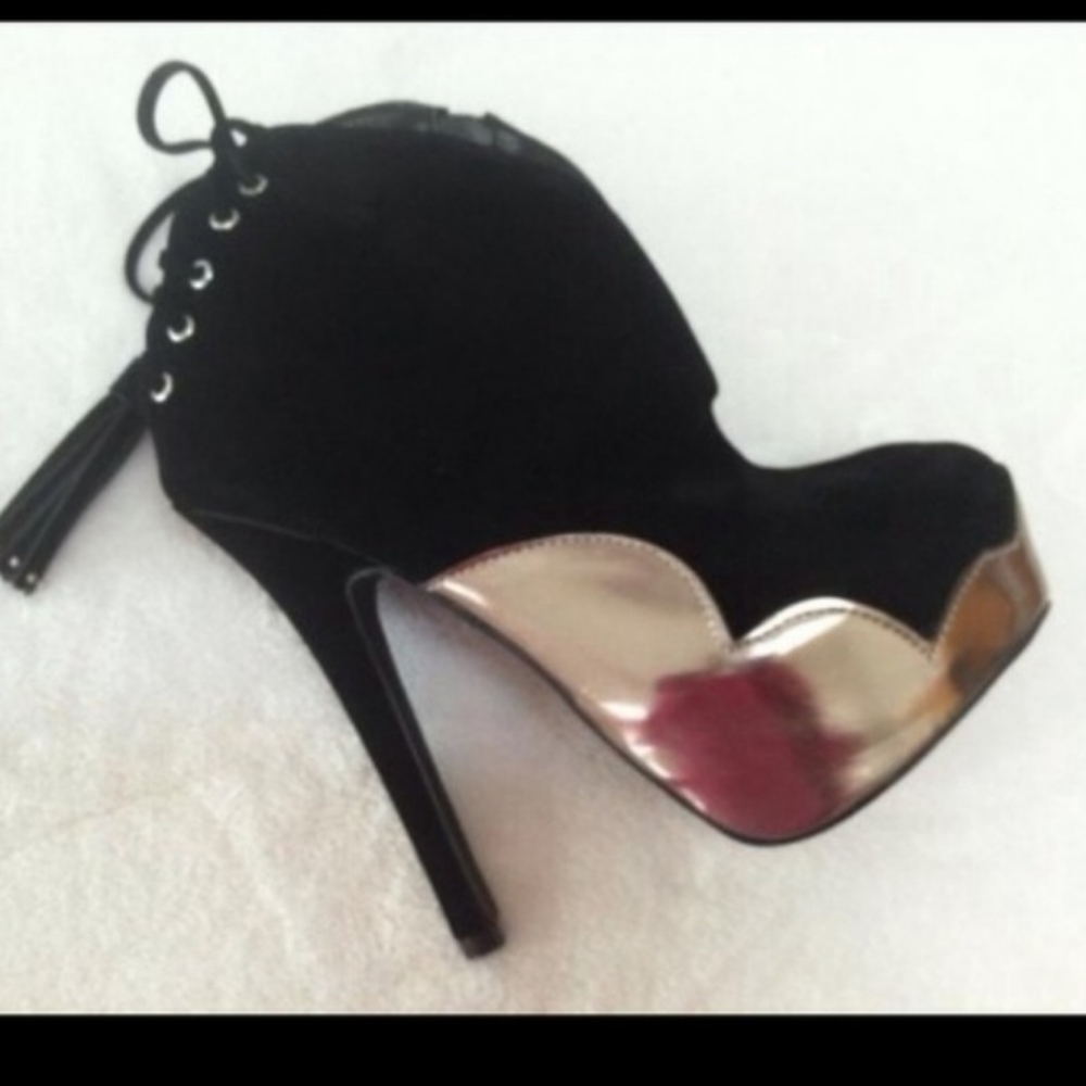 PRICE DROP!!!  Wild rose Blash25 boot black and silver